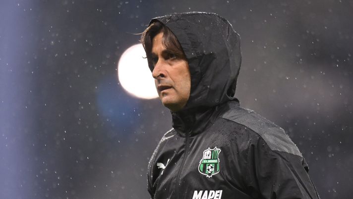 REGGIO NELL'EMILIA, ITALY - FEBRUARY 28: Emiliano Bigica head coach of US Sassuolo looks on during the Serie A TIM match between US Sassuolo and SSC Napoli - Serie A TIM at Mapei Stadium - Citta' del Tricolore on February 28, 2024 in Reggio nell'Emilia, Italy. (Photo by Alessandro Sabattini/Getty Images) Bigica e il precedente dei 6 gol. Come Konko contro la Fiorentina - immagine 1