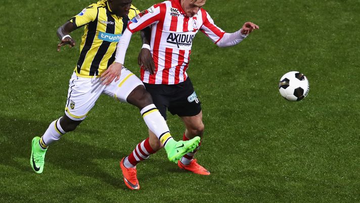 ROTTERDAM, NETHERLANDS - MARCH 01: Martin Pusic of Sparta Rotterdam battles for the ball with Marvelous Nakamba of Vitesse Arnhem during the Dutch KNVB Cup Semi-final match between Sparta Rotterdam and Vitesse Arnhem held at Het Kasteel or The Castle on March 1, 2017 in Rotterdam, Netherlands. (Photo by Dean Mouhtaropoulos/Getty Images) ROTTERDAM, NETHERLANDS - MARCH 01: Martin Pusic of Sparta Rotterdam battles for the ball with Marvelous Nakamba of Vitesse Arnhem during the Dutch KNVB Cup Semi-final match between Sparta Rotterdam and Vitesse Arnhem held at Het Kasteel or The Castle on March 1, 2017 in Rotterdam, Netherlands. (Photo by Dean Mouhtaropoulos/Getty Images)