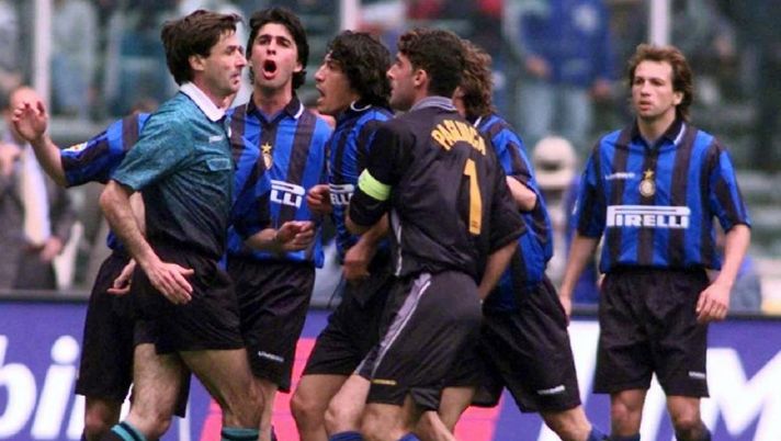 Zamorano: “Nel 1998 abbiamo vinto Uefa e scudetto. La Juve ha rubato ed è emerso che…” Zamorano: “Nel 1998 abbiamo vinto Uefa e scudetto. La Juve ha rubato ed è emerso che…”