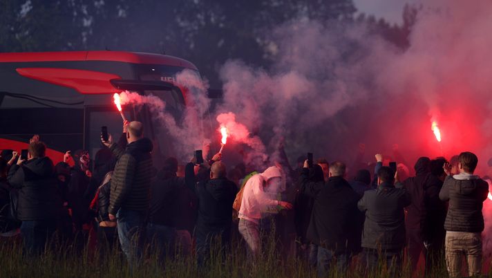 Conference League, tifoso del West Ham salva le famiglie dai tifosi dell’AZ Conference League, tifoso del West Ham salva le famiglie dai tifosi dell’AZ - immagine 1