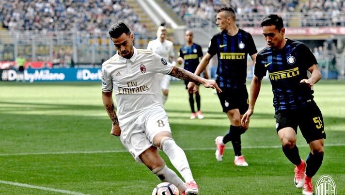 Suso contro Yuto Nagatomo in Inter-Milan (credits: acmilan.com)