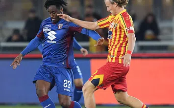  LECCE, ITALY - FEBRUARY 02: Soualiho Meite of Torino FC vies with Antonin Barak of US Lecce during the Serie A match between US Lecce and Torino FC at Stadio Via del Mare on February 02, 2020 in Lecce, Italy. (Photo by Francesco Pecoraro/Getty Images)