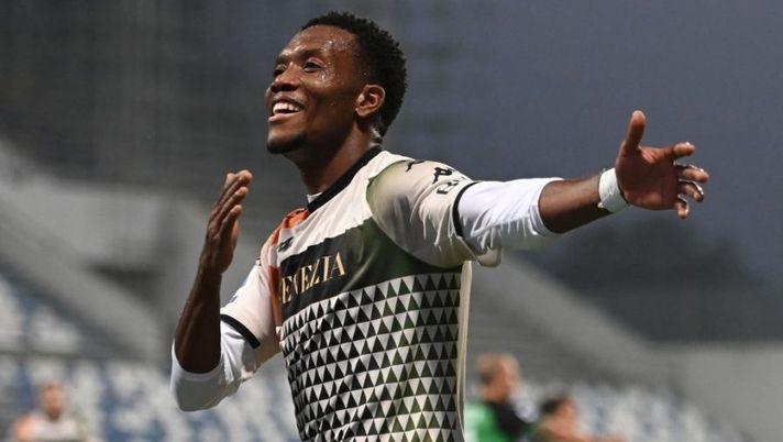 REGGIO NELL'EMILIA, ITALY - OCTOBER 23: David Okereke of Venezia FC celebrates after scoring the opening goal during the Serie A match between US Sassuolo and Venezia FC at Mapei Stadium - Citta' del Tricolore on October 23, 2021 in Reggio nell'Emilia, Italy. (Photo by Alessandro Sabattini/Getty Images) UFFICIALE – Okereke è tornato in Serie A: sarà ancora un low cost in attacco - immagine 1