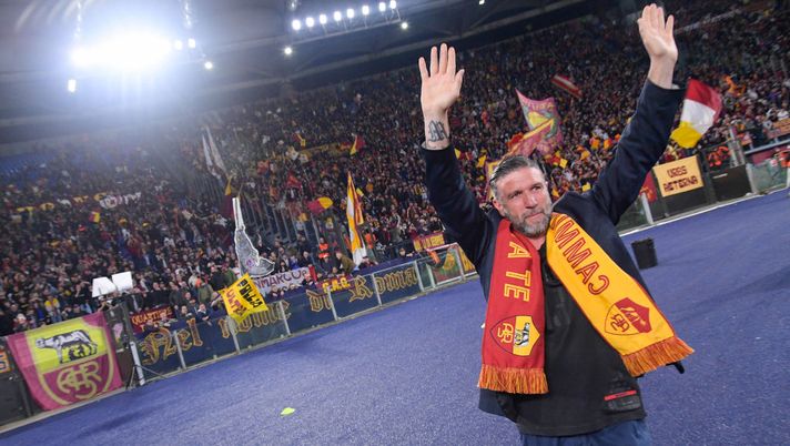 Candela, sorpresa durante il torneo di calcetto a Tokyo: entra e firma autografi - immagine 1