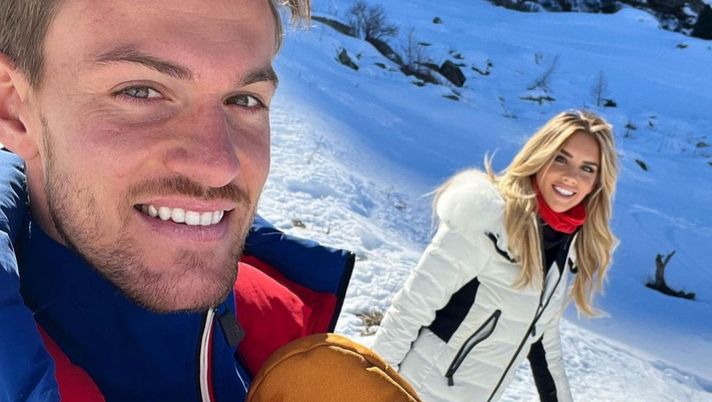 I Rugani sulle nevi: il decolleté arcobaleno di Michela Persico spopola sui social I Rugani sulle nevi: il decolleté arcobaleno di Michela Persico spopola sui social - immagine 1