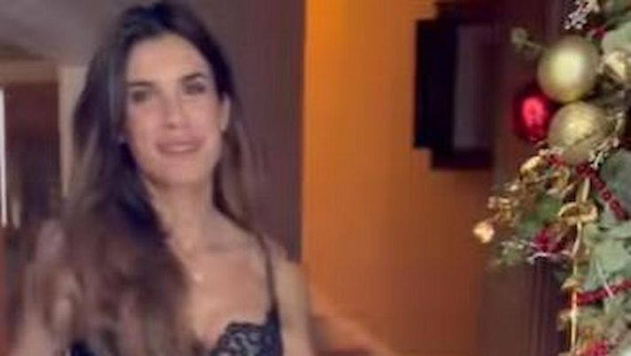 Elisabetta Canalis apre alla porta in lingerie. Pio e Amedeo scatenati  Elisabetta Canalis apre alla porta in lingerie. Pio e Amedeo scatenati - immagine 1