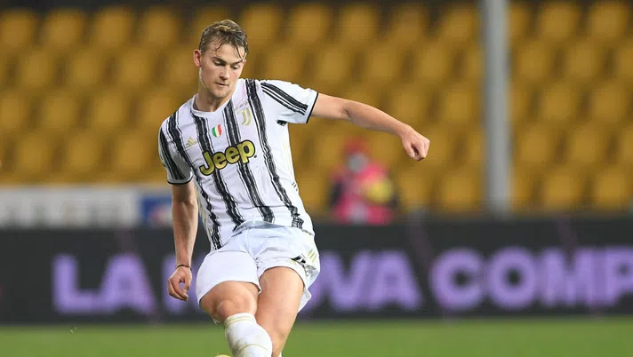 BENEVENTO, ITALY - NOVEMBER 28: Matthijs De Ligt of Juventus during the Serie A match between Benevento Calcio and Juventus at Stadio Ciro Vigorito on November 28, 2020 in Benevento, Italy. (Photo by Francesco Pecoraro/Getty Images)