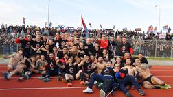 Catania, i calciatori sotto la curva cantano con i tifosi (video)