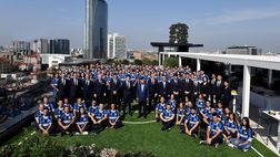 Inter, Zhang Jindong visita la sede: foto di gruppo con tutti i dipendenti in terrazza