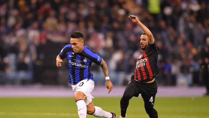 RIYADH, SAUDI ARABIA - JANUARY 18: Lautaro Martinez of FC Internazionale is challenged by m4during the EA Sports Supercup match between AC Miland and FC Internazionale at King Fahd International Stadium on January 18, 2023 in Riyadh, Saudi Arabia. (Photo by Mattia Pistoia - Inter/Inter via Getty Images) Bergomi: “Derby? E’ la gara più importante dell’anno, c’è poco da fare” - immagine 1