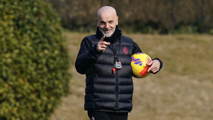 Stefano Pioli (allenatore AC Milan) in allenamento con il Milan a Milanello | News (Getty Images) Stefano Pioli AC Milan
