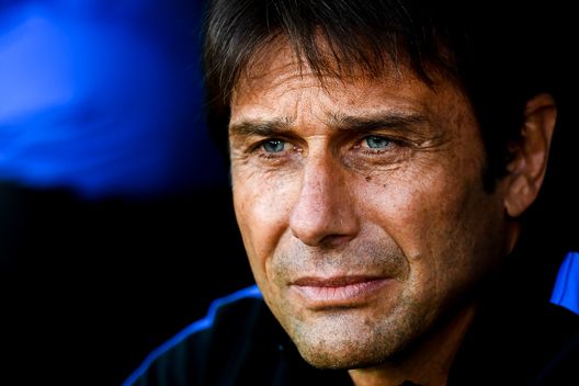  GENOA, ITALY - OCTOBER 24: Antonio Conte head coach of Inter looks on before the Serie A match between Genoa CFC and Fc Internazionale at Stadio Luigi Ferraris on September 20, 2020 in Genoa, Italy. (Photo by Paolo Rattini/Getty Images) 
