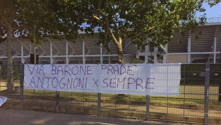FOTO – Striscioni ai campini: “Antognoni per sempre, via Barone e Pradè” 