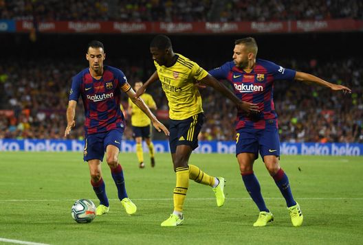 BARCELONA, SPAIN - AUGUST 04: Ainsley Maitland-Niles of Arsenal takes on Jordi Alba and Sergio Busquets of Barcelona during the Joan Gamper Trophy pre-season friendly match between FC Barcelona and Arsenal at Nou Camp on August 04, 2019 in Barcelona, Spain. (Photo by David Ramos/Getty Images) Barcellona, i conti non tornano: capitani in vendita e nessun arrivo a gennaio - immagine 1