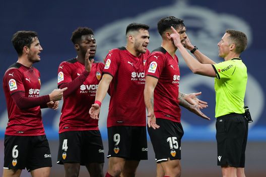 MADRID, SPAIN - JANUARY 08: (L-R) Hugo Guilamon, Yunus Musah, Maxi Gomez and Omar Alderete of Valencia CF argue with the referee Alejandro Hernandez Hernandez during the La Liga Santader match between Real Madrid CF and Valencia CF at Estadio Santiago Bernabeu on January 8, 2022 in Madrid, Spain. (Photo by Gonzalo Arroyo Moreno/Getty Images) Fiorentina, il difensore te lo porta…Piatek: lo scenario- immagine 2