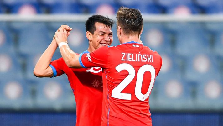 GENOA, ITALY - SEPTEMBER 23: Piotr Zielinski of Napoli (R) celebrates with his team-mate Hirving Lozano after scoring a goal during the Serie A match between UC Sampdoria and SSC Napoli at Stadio Luigi Ferraris on September 23, 2021 in Genoa, Italy. (Photo by Getty Images) Di Lorenzo e Mertens, Zielinski e Lozano: dubbi e certezze di formazione per il Napoli - immagine 1