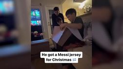 VIDEO / Riceve la maglia di Messi come regalo di Natale: il bimbo impazzisce