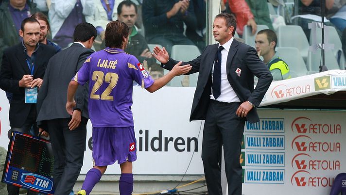 FLORENCE, ITALY - SEPTEMBER 26: Sinisa Mihajlovic (R) the coach of ACF Fiorentina celebrates his player Adem Ljajic during the Serie A match between Fiorentina and Parma at Stadio Artemio Franchi on September 26, 2010 in Florence, Italy. (Photo by Paolo Bruno/Getty Images) Mihajlovic: oggi a Belgrado il ricordo di Sinisa in Stella Rossa-Vojvodina - immagine 1