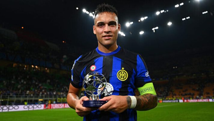 MILAN, ITALY - OCTOBER 03: Lautaro Martinez of FC Internazionale receives the prize for the best player of the match at the end of the UEFA Champions League match between FC Internazionale and SL Benfica at Stadio Giuseppe Meazza on October 03, 2023 in Milan, Italy. (Photo by Mattia Ozbot - Inter/Inter via Getty Images) Lautaro fa il vuoto nella classifica cannonieri: con questa media supererebbe i 41 gol - immagine 1