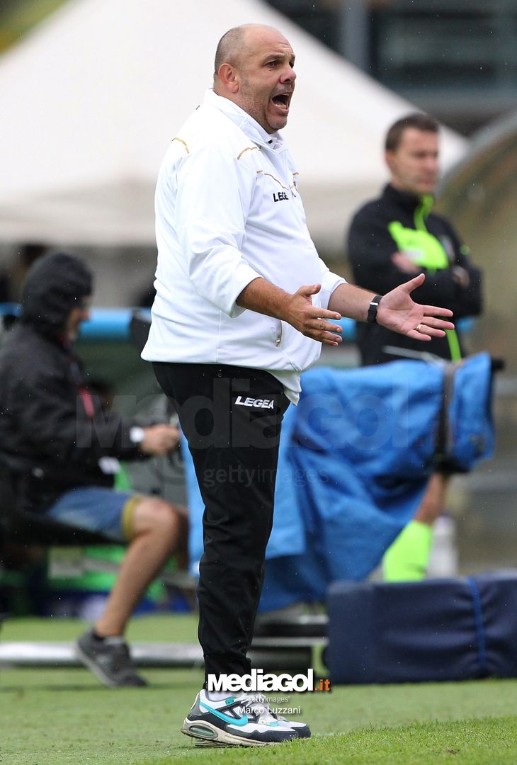  BRESCIA, ITALY - SEPTEMBER 02:  US Citta di Palermo coach Bruno Tedino shouts to his players during the Serie B between Brescia Calcio and US Citta di Palermo at Stadio Mario Rigamonti on September 2, 2017 in Brescia, Italy.  (Photo by Marco Luzzani/Getty Images) 