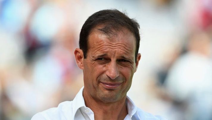 LONDON, ENGLAND - AUGUST 07: Juventus coach Massimiliano Allegri looks on during Pre-Season Friendly between West Ham United and Juventus at London Stadium on August 7, 2016 in London, England. (Photo by Mike Hewitt/Getty Images) Allegri: “Marchisio, il ginocchio non stava bene. Higuain arrabbiato perché…” - immagine 1