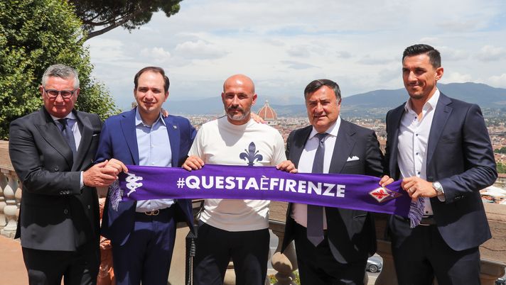 GERMOGLI PH 15 LUGLIO 2021 FIRENZE PIAZZALE MICHELANGELO LA LOGGIA PRESENTAZIONE DEL NUOVO ALLENATORE DELLA FIORENTINA VINCENZO ITALIANO NELLA FOTO DA SX PRADE COMMISSO ITALIANO E BARONE E BURDISSO Ceccarini: “Fiorentina per ora col freno a mano tirato, Zurkowski e Belotti…” - immagine 1