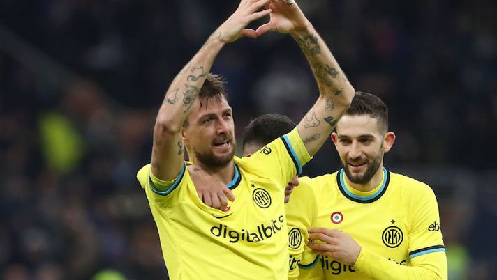 MILAN, ITALY - JANUARY 10: Francesco Acerbi of FC Internazionale celebrates with teammates after scoring the team's second goal during the Coppa Italia Round of 16 match between FC Internazionale and Parma Calcio at Stadio Giuseppe Meazza on January 10, 2023 in Milan, Italy. (Photo by Marco Luzzani/Getty Images) Acerbi: “Skriniar? Sapevamo tutti. Scalvini bravo, ma costa. Vorrei restare all’Inter” - immagine 1