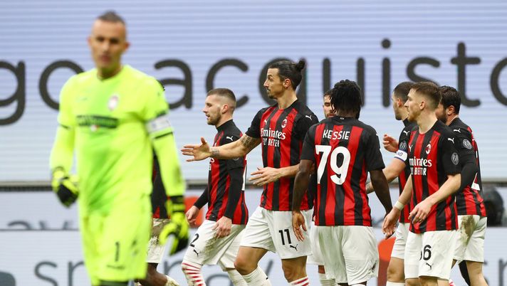 MILAN, ITALY - FEBRUARY 07: Zlatan Ibrahimovic of AC Milan celebrates with team mates after scoring their side's first goal during the Serie A match between AC Milan and FC Crotone at Stadio Giuseppe Meazza on February 07, 2021 in Milan, Italy. Sporting stadiums around Italy remain under strict restrictions due to the Coronavirus Pandemic as Government social distancing laws prohibit fans inside venues resulting in games being played behind closed doors. (Photo by Marco Luzzani/Getty Images) MILAN, ITALY - FEBRUARY 07: Zlatan Ibrahimovic of AC Milan celebrates with team mates after scoring their side's first goal during the Serie A match between AC Milan and FC Crotone at Stadio Giuseppe Meazza on February 07, 2021 in Milan, Italy. Sporting stadiums around Italy remain under strict restrictions due to the Coronavirus Pandemic as Government social distancing laws prohibit fans inside venues resulting in games being played behind closed doors. (Photo by Marco Luzzani/Getty Images)