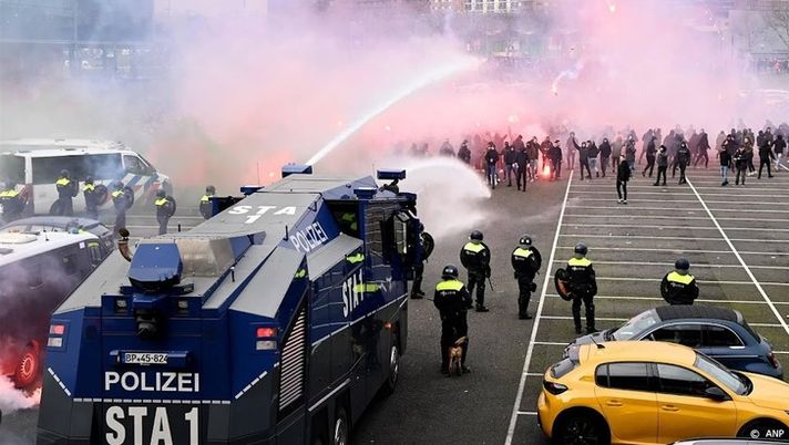 Cannoni ad acqua al derby d’Olanda: gli ultras di Feyenoord e Ajax erano stati avvisati… - immagine 1