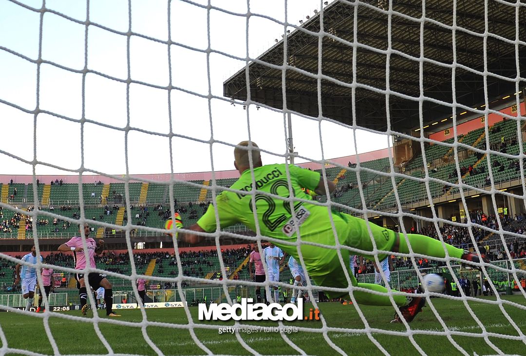  PALERMO, ITALY - OCTOBER 28:  Ilija Nestorovski of Palermo scores a penalty  during the Serie B match between US Citta di Palermo and Virtus Entella at Stadio Renzo Barbera on October 28, 2017 in Palermo, Italy.  (Photo by Tullio M. Puglia/Getty Images) 
