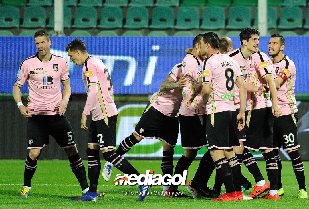  PALERMO, ITALY - APRIL 08: Ilija Nestorovski of Palermo celebrates with team mates after scoring the opening goal during the Serie B match between US Citta di Palermo and Hellas Verona at Stadio Renzo Barbera on April 08, 2019 in Palermo, Italy. (Photo by Getty Images/Getty Images) 