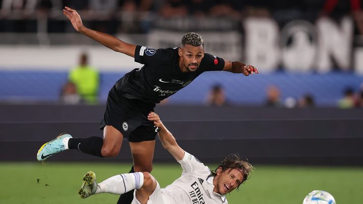HELSINKI, FINLAND - AUGUST 10: Djibril Sow of Eintracht Frankfurt is challenged by Luka Modric of Real Madrid during the UEFA Super Cup Final 2022 between Real Madrid CF and Eintracht Frankfurt at Helsinki Olympic Stadium on August 10, 2022 in Helsinki, Finland. (Photo by Alex Grimm/Getty Images )