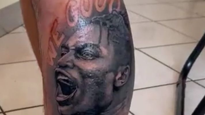 Milan, tifoso pazzo di Leao: il tatuaggio attira l'attenzione del portoghese (screen twitter)