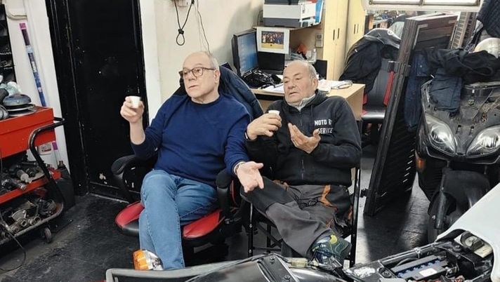 Verdone, caffè e chiacchierata dal meccanico: “Si parla della rinascita di Spinazzola” - immagine 1