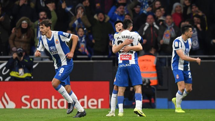 BARCELONA, SPAIN - JANUARY 04: Wu Lei of Espanyol celebrates with teammates after scoring his team's second goal during the La Liga match between RCD Espanyol and FC Barcelona at RCDE Stadium on January 04, 2020 in Barcelona, Spain. (Photo by Alex Caparros/Getty Images) BARCELONA, SPAIN - JANUARY 04: Wu Lei of Espanyol celebrates with teammates after scoring his team's second goal during the La Liga match between RCD Espanyol and FC Barcelona at RCDE Stadium on January 04, 2020 in Barcelona, Spain. (Photo by Alex Caparros/Getty Images)