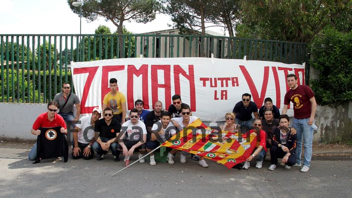 Trigoria: pochi tifosi e uno striscione “Zeman tutta la vita!” (FOTO) Trigoria: pochi tifosi e uno striscione “Zeman tutta la vita!” (FOTO) - immagine 1