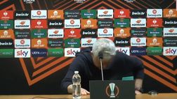 VIDEO / Mourinho show: regala una coppa in miniatura