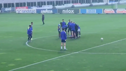 VIDEO Juventus, Rabiot finisce a terra: duro colpo alla caviglia in allenamento