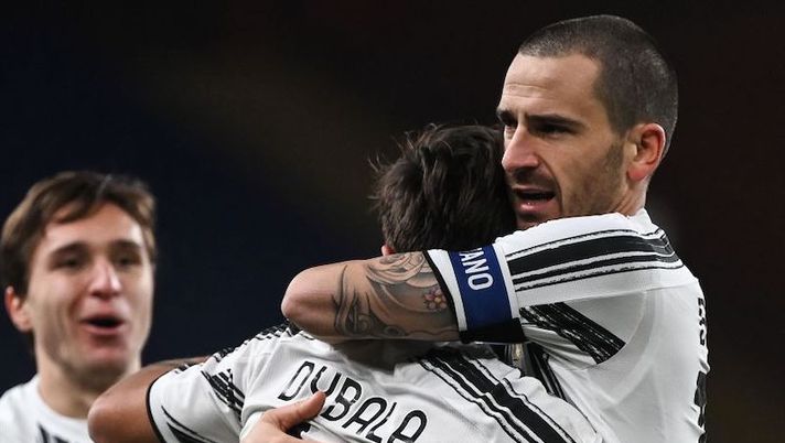 Juventus' Argentine forward Paulo Dybala (C) celebrates with Juventus' Italian defender Leonardo Bonucci after opening the scoring during the Italian Serie A football match Genoa vs Juventus on December 13, 2020 at the Luigi-Ferraris stadium in Genoa. (Photo by Marco BERTORELLO / AFP) (Photo by MARCO BERTORELLO/AFP via Getty Images) Cuadrado, Bonucci, de Ligt: quando tornano e la gestione, c’è una data per Dybala - immagine 1