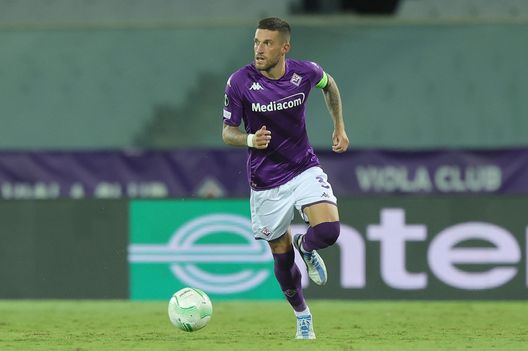 FLORENCE, ITALY - SEPTEMBER 08: Cristiano Biraghi of ACF Fiorentina in action during the UEFA Europa Conference League group A match between ACF Fiorentina and RÄ«gas Futbola skola at Stadio Artemio Franchi on September 8, 2022 in Florence, Italy (Photo by Gabriele Maltinti/Getty Images) Sconcerti: “Italiano convinto che esista un solo modulo, la squadra gioca male”- immagine 2