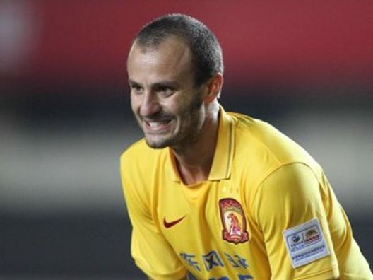 Alberto Gilardino con la maglia del Guangzhou Evergrande (fonte foto: www.corrieregiallorosso.com) Alberto Gilardino con la maglia del Guangzhou Evergrande (fonte foto: www.corrieregiallorosso.com)