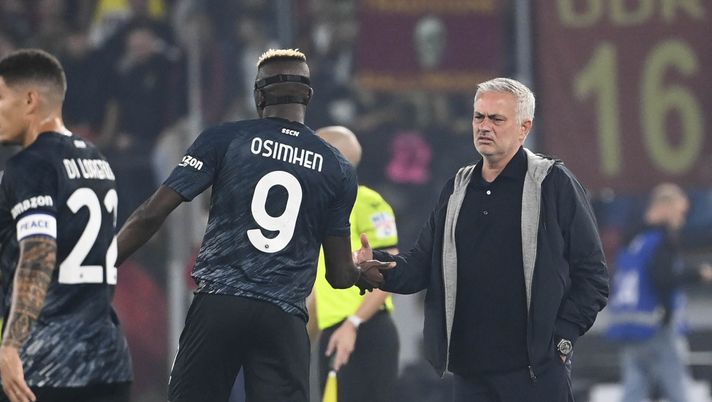ROME, ITALY - OCTOBER 23: AS Roma coach Josè Mourinho and SSC Napoli player Victor James Osimhen during the Serie A match between AS Roma and SSC Napoli at Stadio Olimpico on October 23, 2022 in Rome, . (Photo by Luciano Rossi/AS Roma via Getty Images) roma napoli
