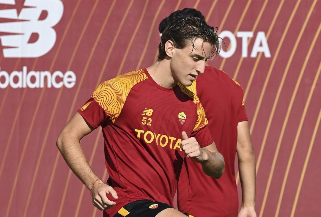 Trigoria, ripresa in vista del Betis: Karsdorp con il gruppo – FOTO GALLERY - immagine 30