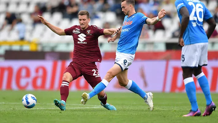 TURIN, ITALY - MAY 07: Dennis Praet of Torino FC competes with Fabian Ruiz of SSC Napoli during the Serie A match between Torino FC and SSC Napoli at Stadio Olimpico di Torino on May 7, 2022 in Turin, Italy. (Photo by Valerio Pennicino/Getty Images)