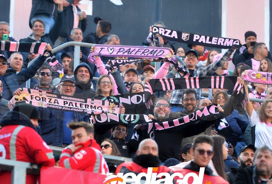 FOTOTIFO Palermo-Como 3-0, gli scatti ai tifosi al “Renzo Barbera” (GALLERY) - immagine 13