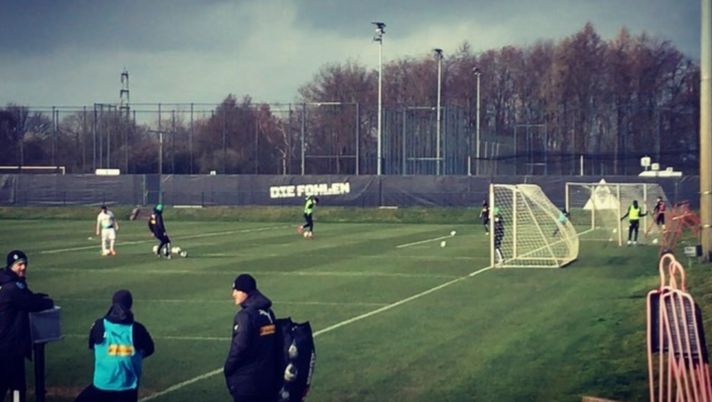 A Monchengladbach tutto è possibile, anche che un tifoso sfidi l'allenatore della sua squadra del cuore, ai rigori, sul campo di allenamento del Borussia... 