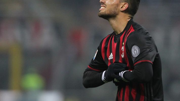 MILAN, ITALY - JANUARY 21: Suso of AC Milan reacts to a missed chance during the Serie A match between AC Milan and SSC Napoli at Stadio Giuseppe Meazza on January 21, 2017 in Milan, Italy. (Photo by Marco Luzzani/Getty Images) Milan, il rinnovo di Suso non è una priorità: gli aggiornamenti - immagine 1