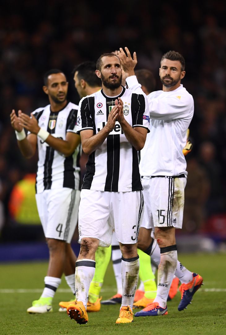  CARDIFF, WALES - JUNE 03: Giorgio Chiellini of Juventus shows appreciation to the fans after the UEFA Champions League Final between Juventus and Real Madrid at National Stadium of Wales on June 3, 2017 in Cardiff, Wales.  (Photo by David Ramos/Getty Images) 