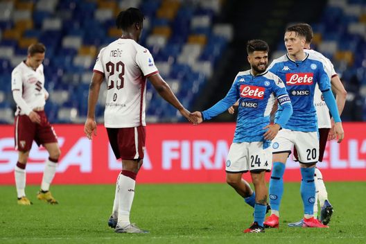  NAPLES, ITALY - FEBRUARY 29: Soualiho Meite of Torino FC greets Lorenzo Insigne of SSC Napoli after the Serie A match between SSC Napoli and Torino FC at Stadio San Paolo on February 29, 2020 in Naples, Italy. (Photo by Francesco Pecoraro/Getty Images) 