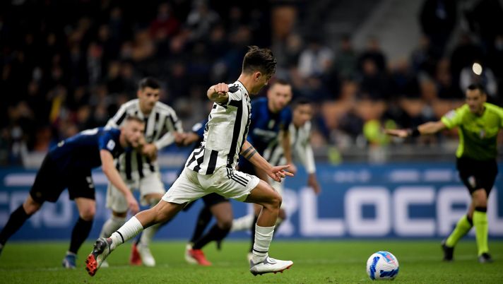 MILAN, ITALY - OCTOBER 24: Paulo Dybala of Juventus scores a penalty kick during the Serie A match between FC Internazionale and Juventus at Stadio Giuseppe Meazza on October 24, 2021 in Milan, Italy. (Photo by Daniele Badolato - Juventus FC/Juventus FC via Getty Images) L’ex arbitro Massimo Chiesa: “Senza VAR il rigore di Inter-Juve non sarebbe stato fischiato” - immagine 1
